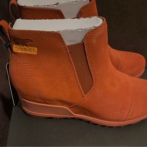 BRAND NEW WITH TAGS SOREL EVIE BOOT IN SIZE 11. Color burnt orange. Suede upper.